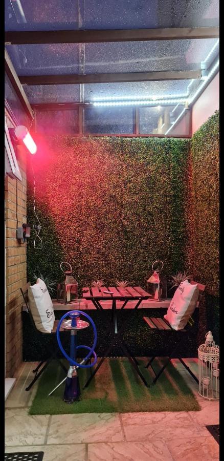 Apartment With Private Hot Tub, Sauna, Ice Bath, Gym Rainham  Exterior photo