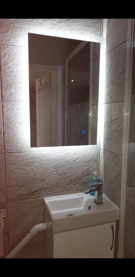 Apartment With Private Hot Tub, Sauna, Ice Bath, Gym Rainham  Exterior photo